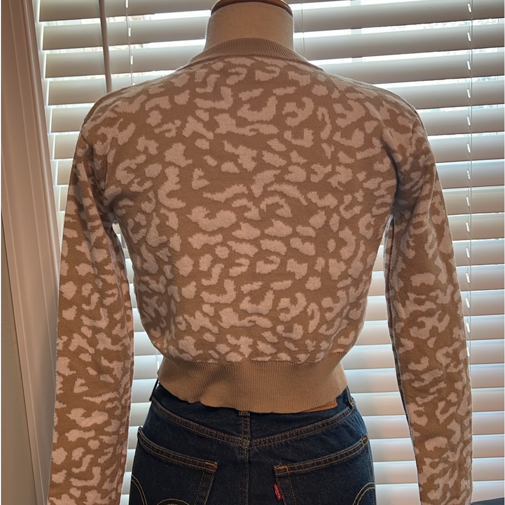 Skull house designs sweater. Size small